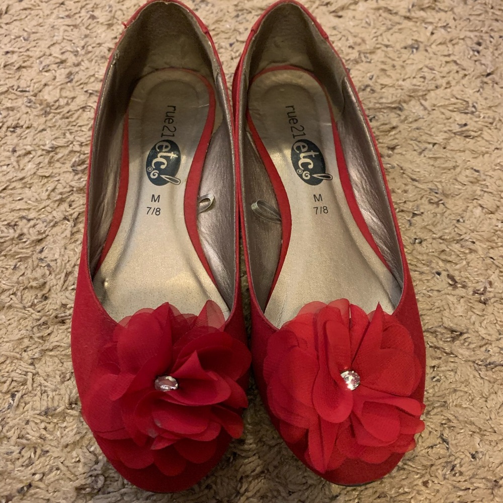 Red flats w/flower